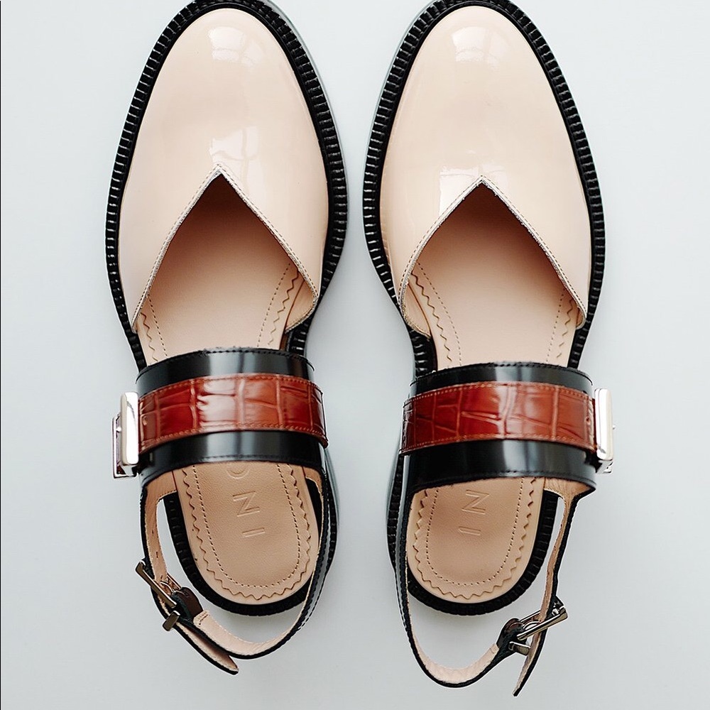 INCH2 vinyl closed toe sandals